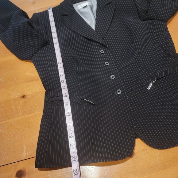Tahari ASL 2pc Jacket + Skirt Suit Womens 4 Black Pinstripe Pleated Career Exec - Picture 11 of 16